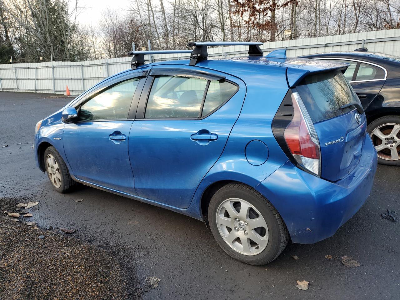 2015 TOYOTA PRIUS C - Image 2