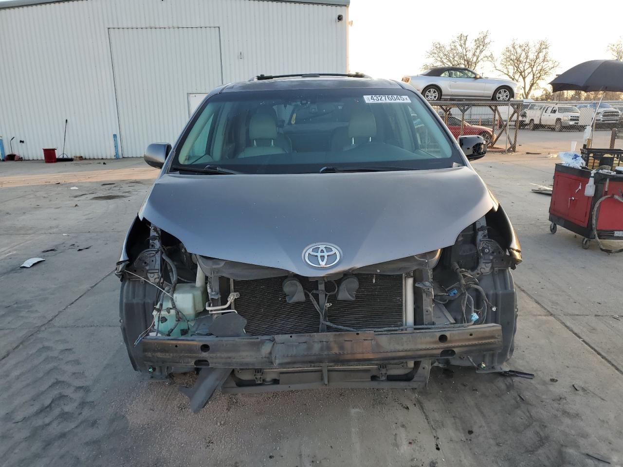 2011 TOYOTA SIENNA XLE - Фото 5