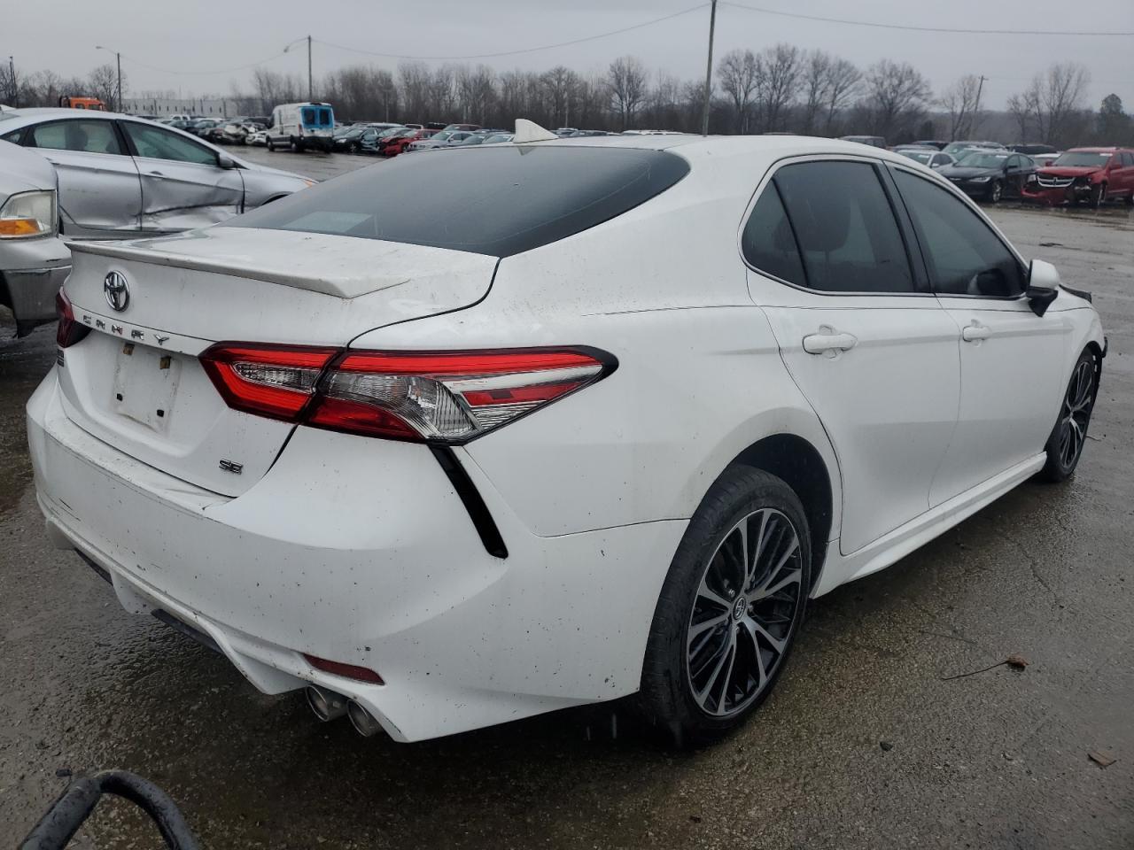2019 TOYOTA CAMRY L - Фото 3