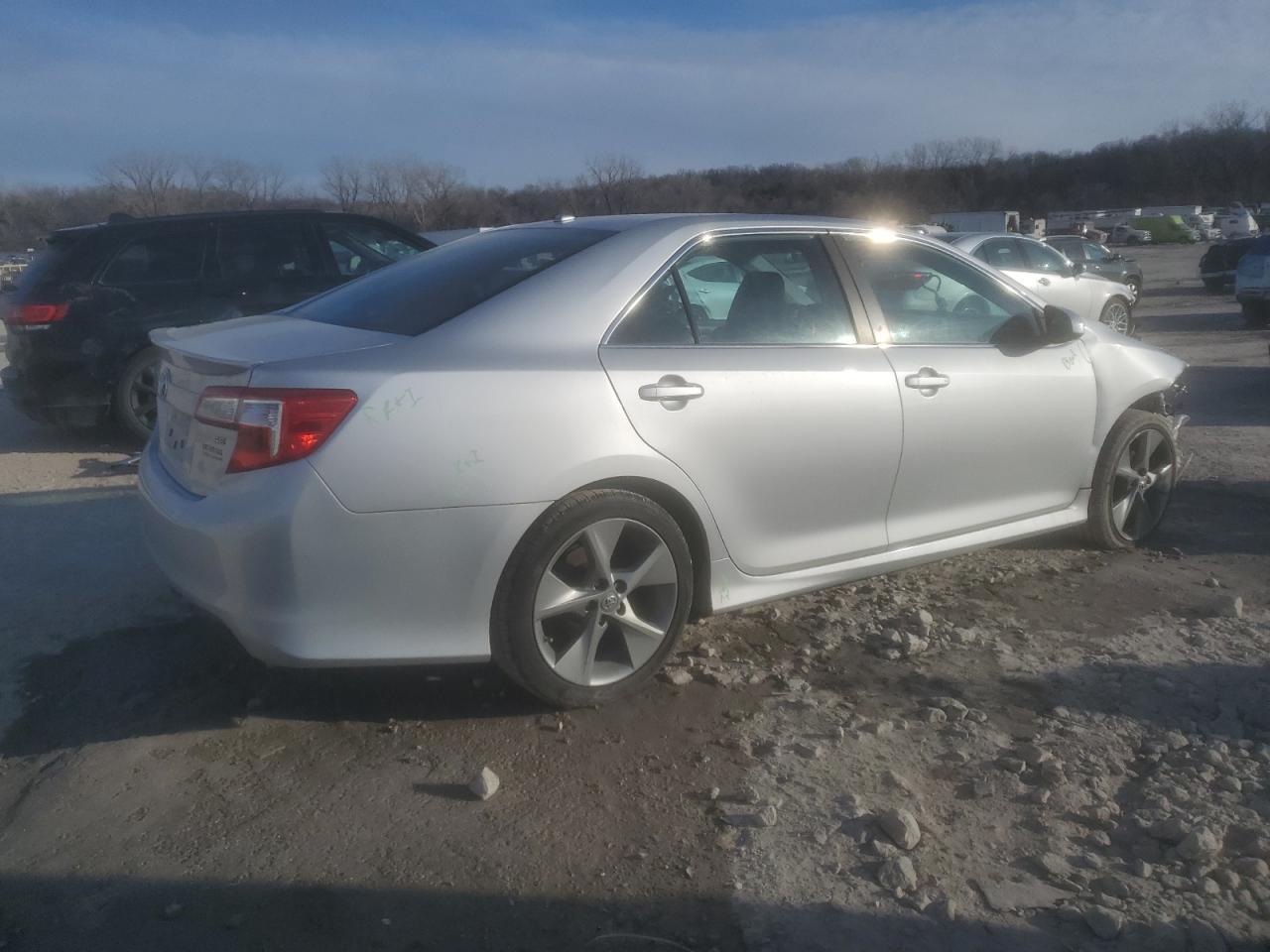 2012 TOYOTA CAMRY SE - Фото 3