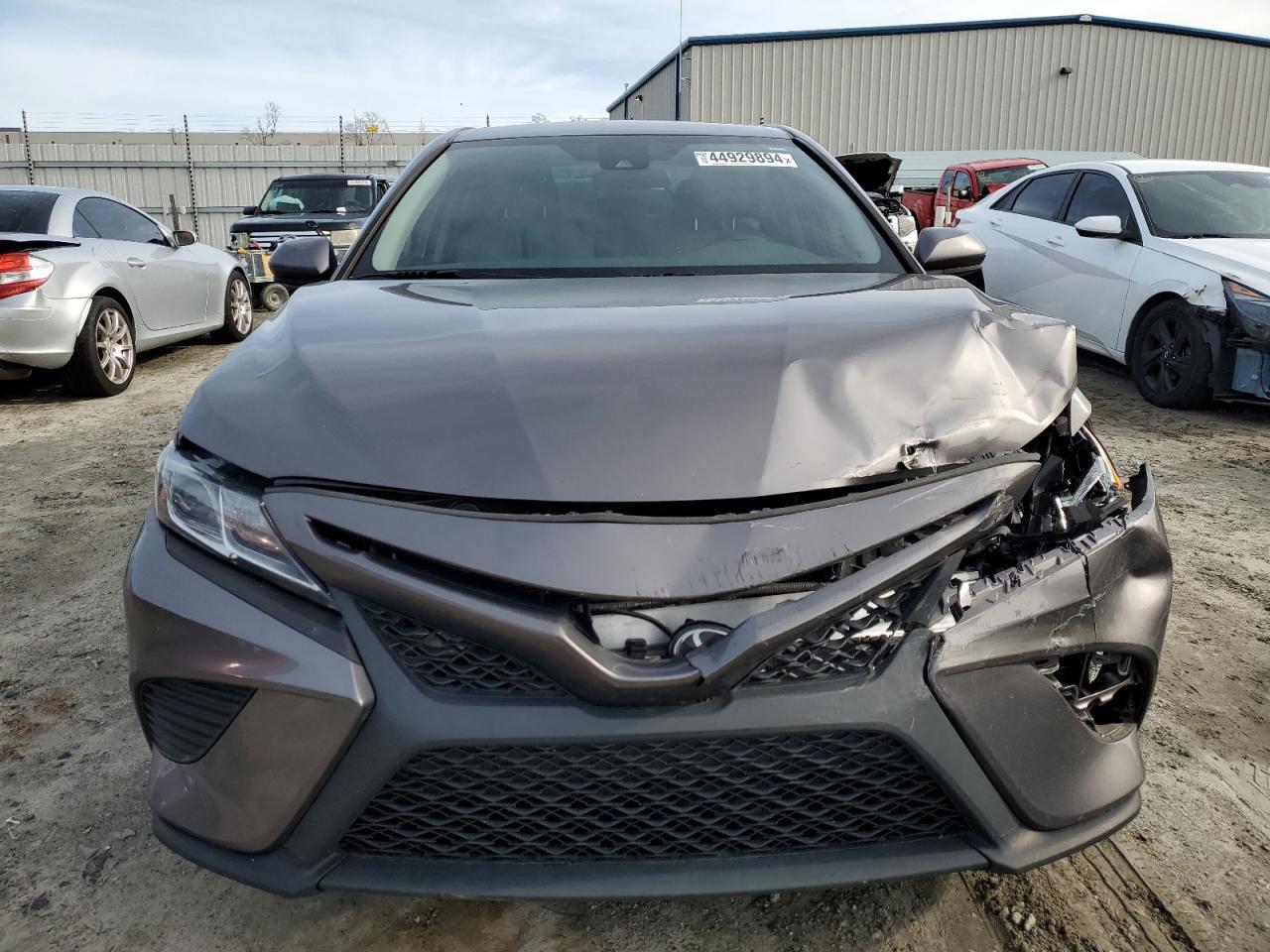 2020 TOYOTA CAMRY SE - Фото 5