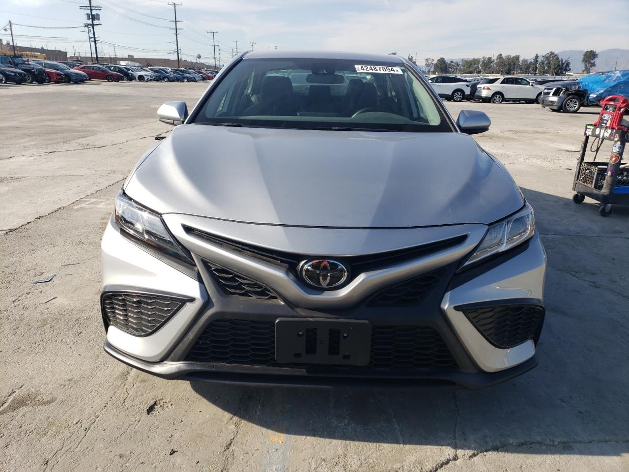 2021 TOYOTA CAMRY SE - Фото 5