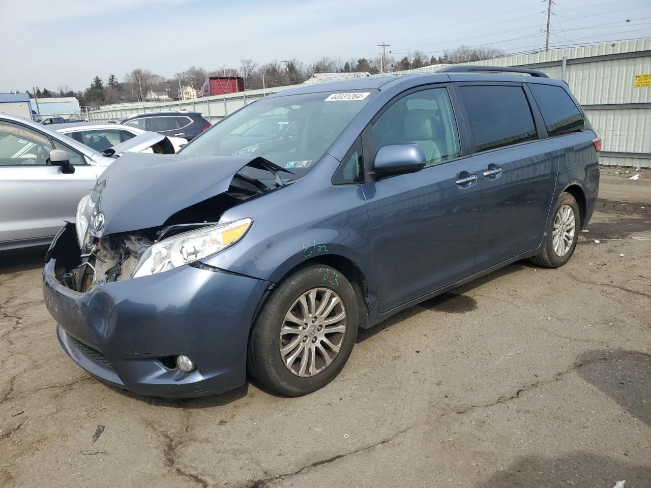 2015 TOYOTA SIENNA XLE