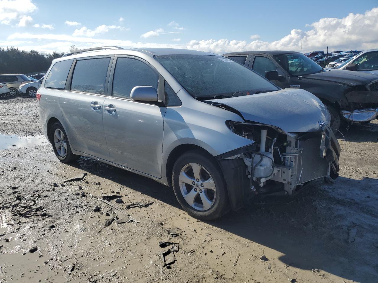 2015 TOYOTA SIENNA LE - Фото 4