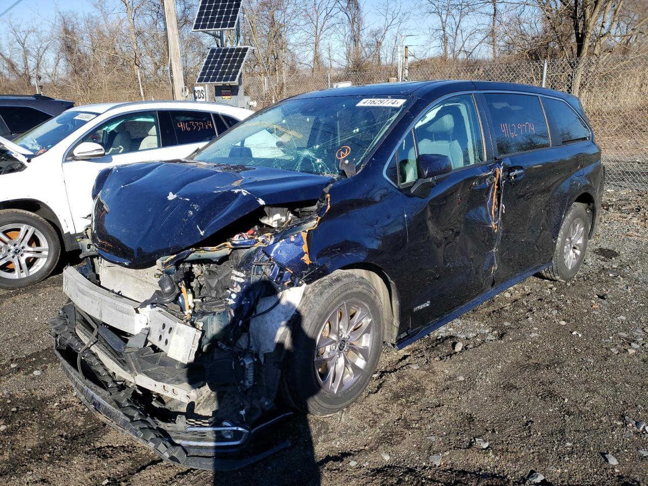 2021 TOYOTA SIENNA XLE car image