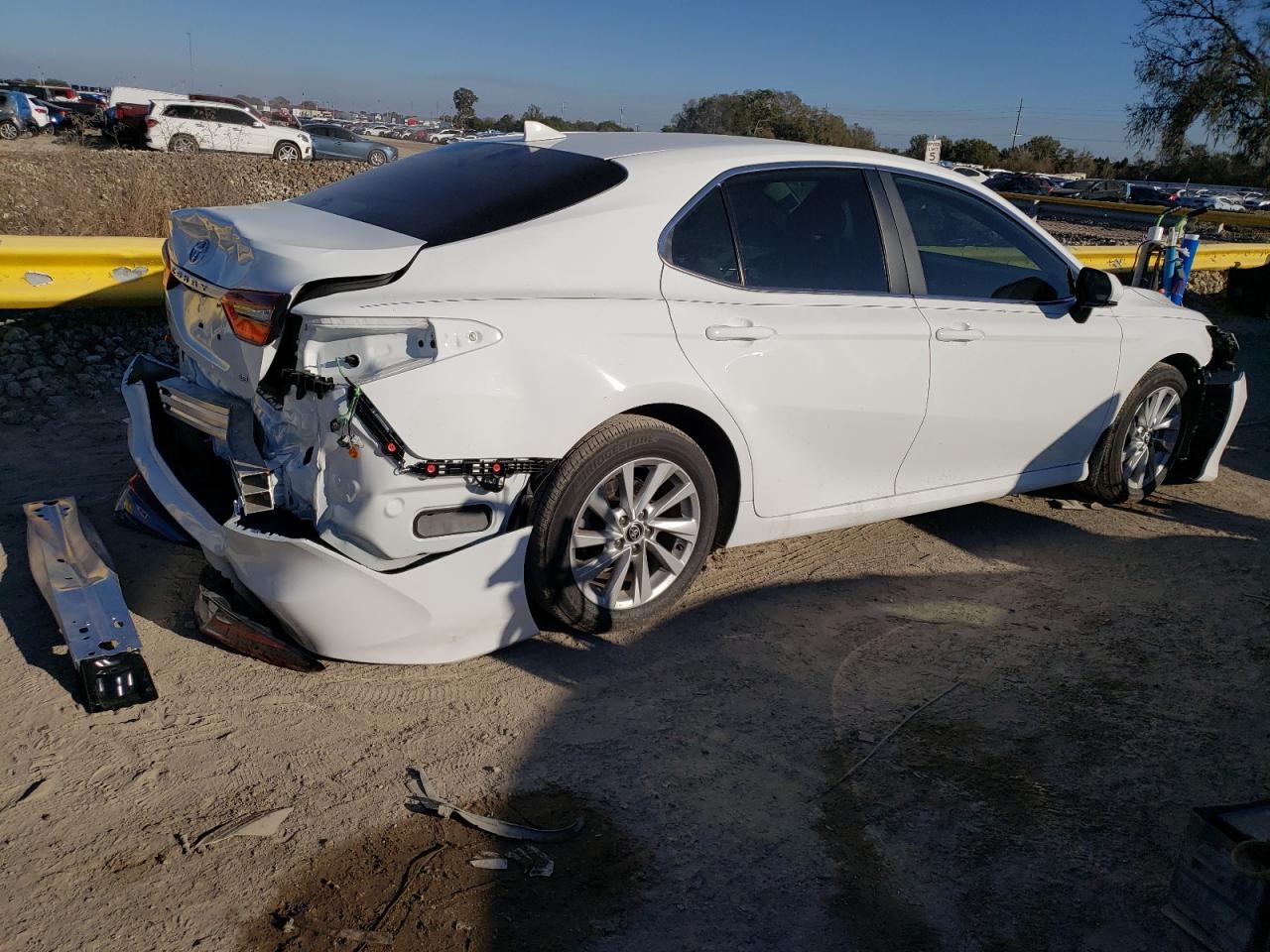 2023 TOYOTA CAMRY LE - Фото 3