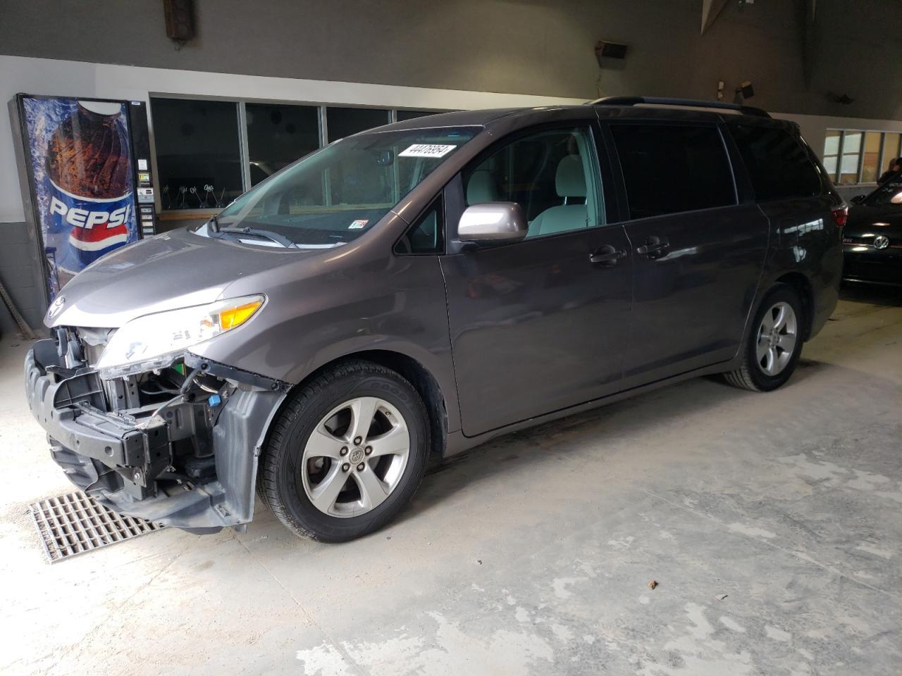 2015 TOYOTA SIENNA LE
