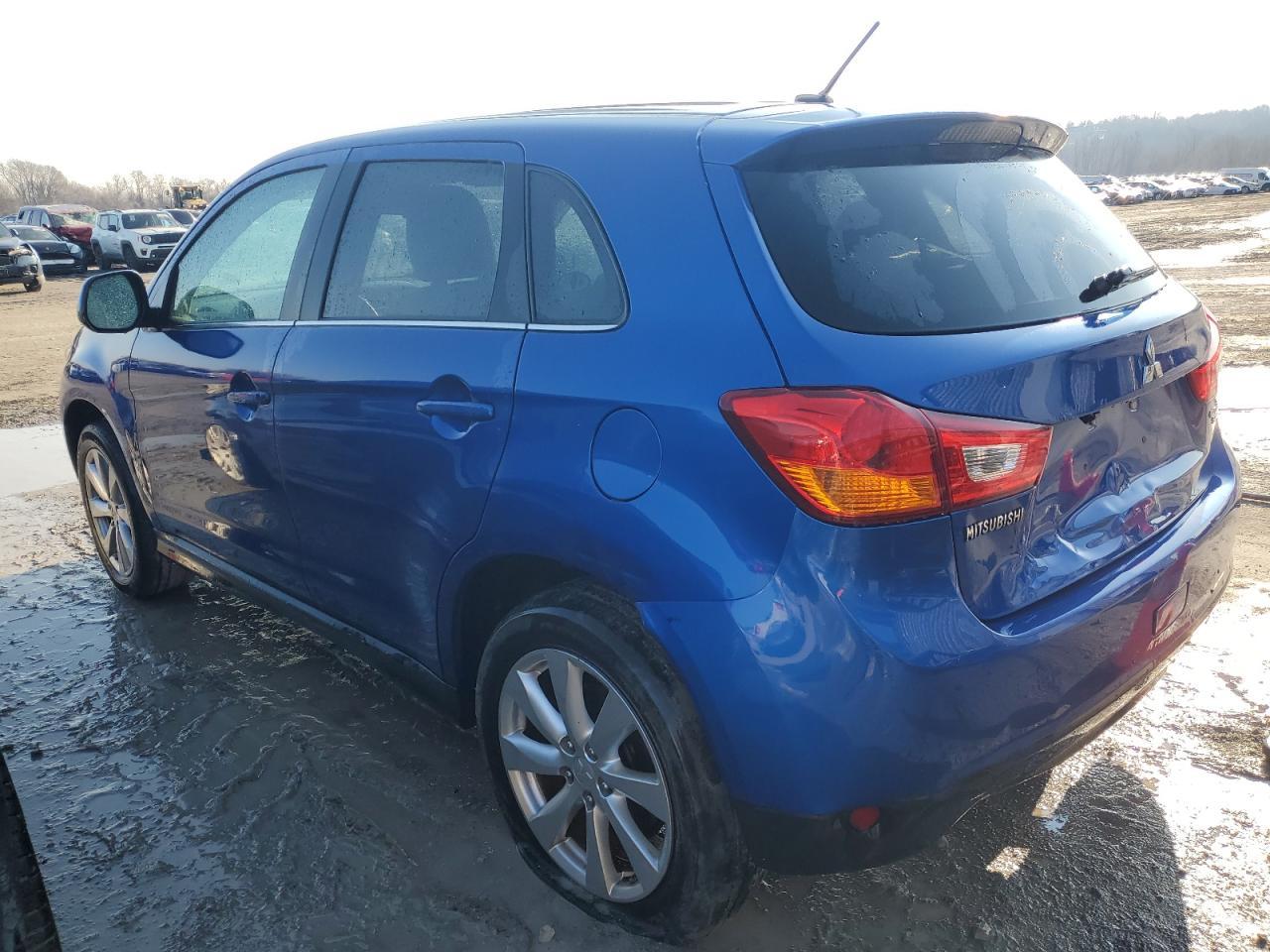 2015 MITSUBISHI OUTLANDER - Image 2