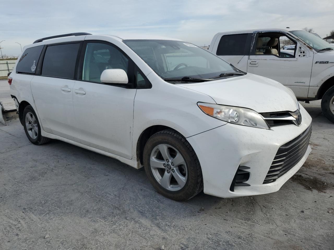 2019 TOYOTA SIENNA LE - Фото 4