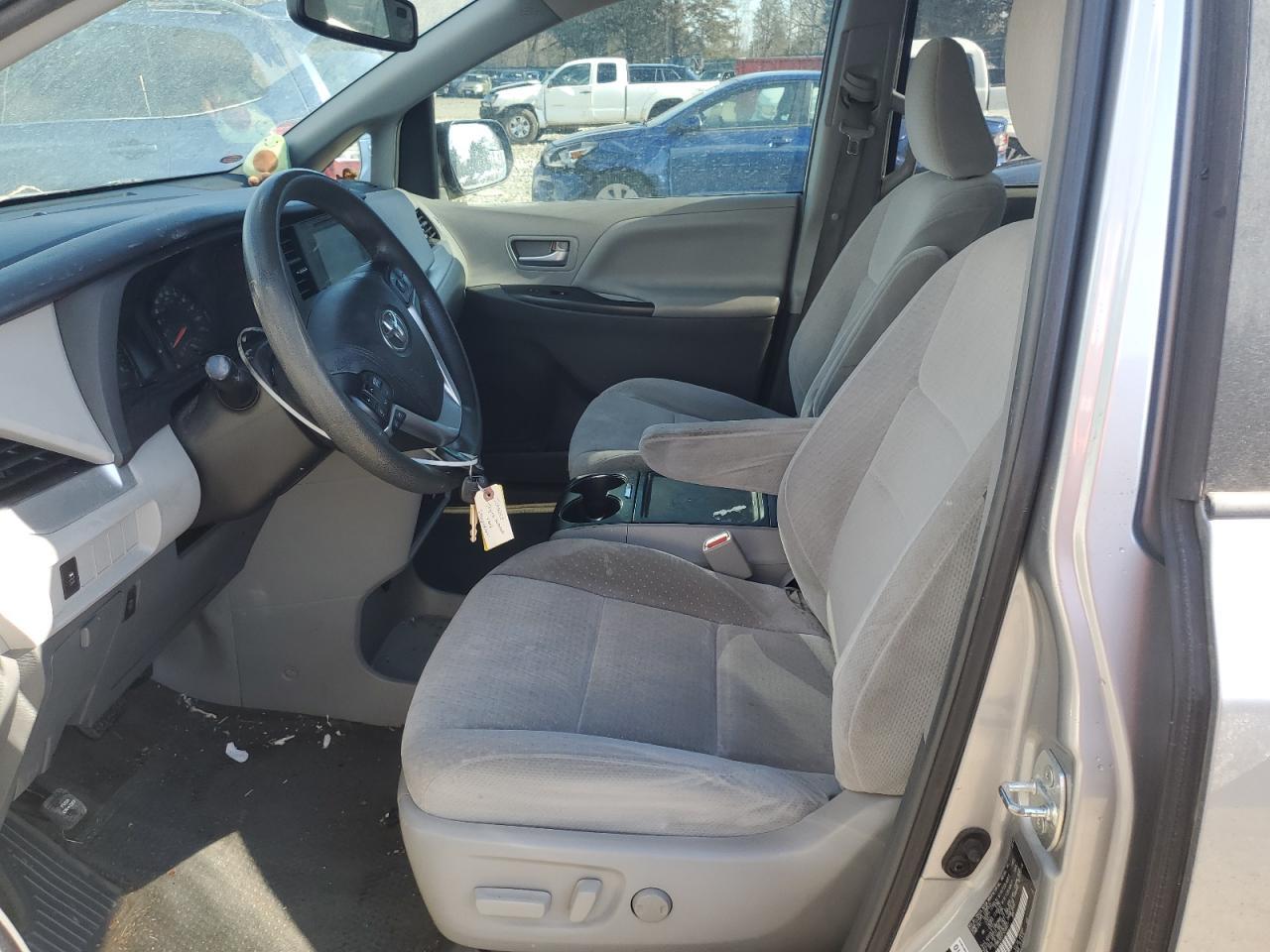 2015 TOYOTA SIENNA LE - Фото 7