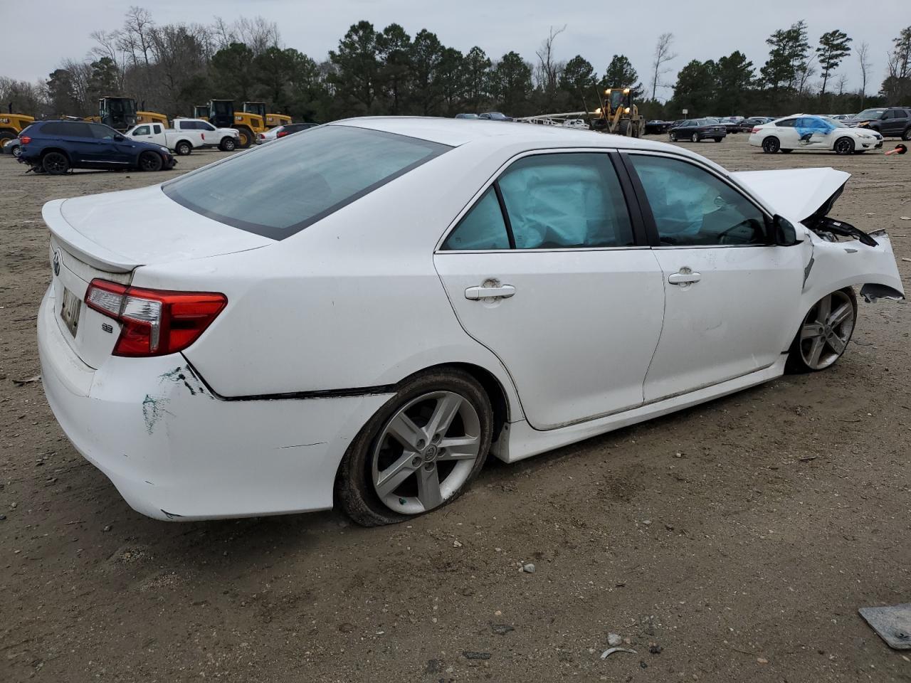 2014 TOYOTA CAMRY L - Фото 3