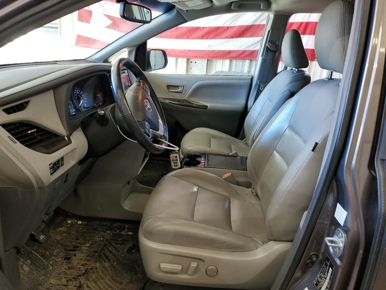 2015 TOYOTA SIENNA XLE - Image 7