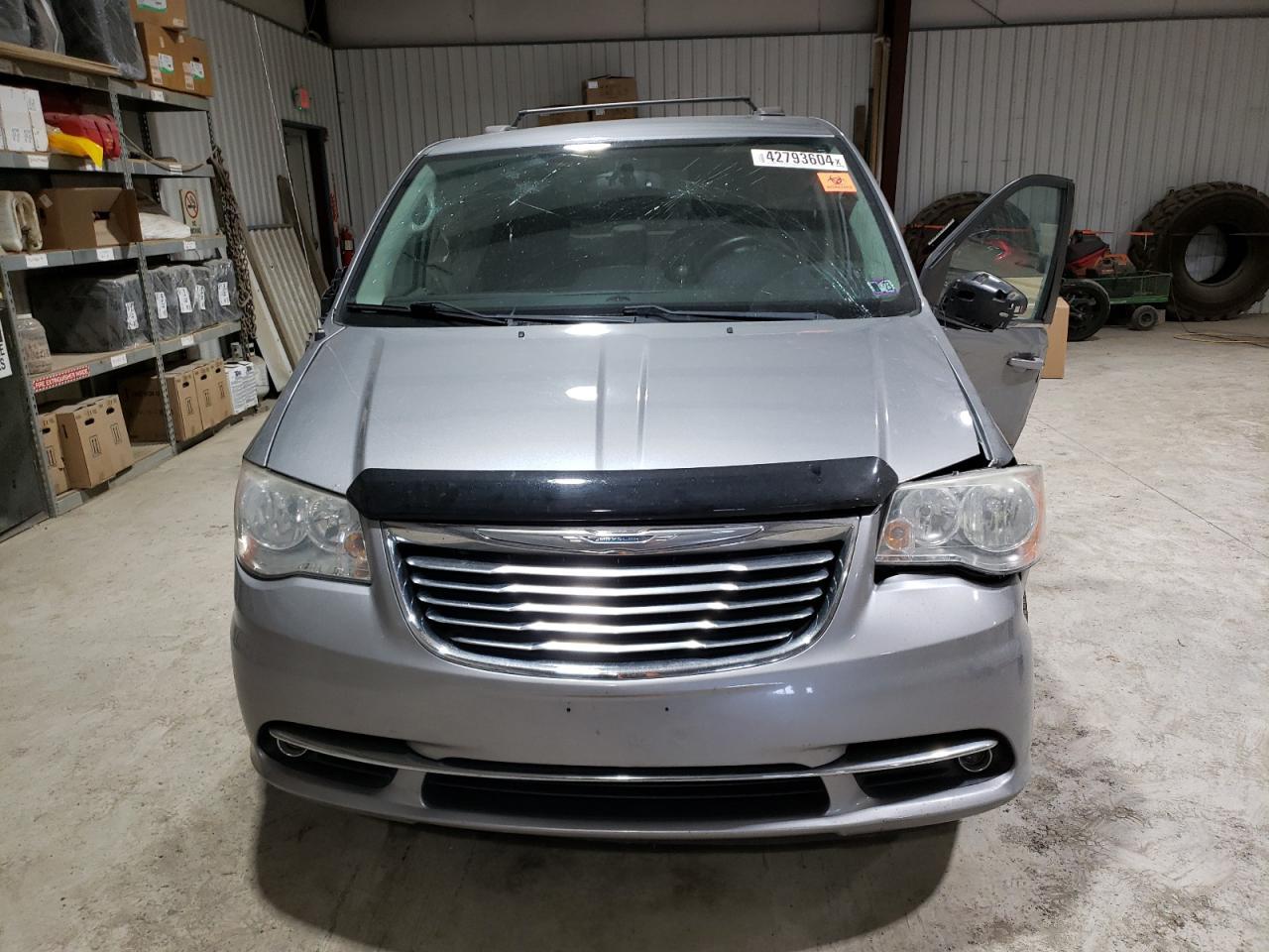 2014 CHRYSLER TOWN & COU - Image 5
