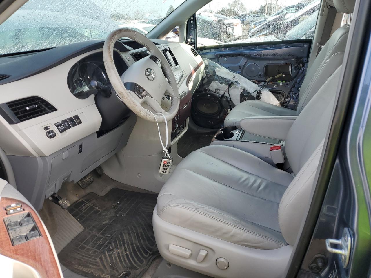 2013 TOYOTA SIENNA XLE - Image 7