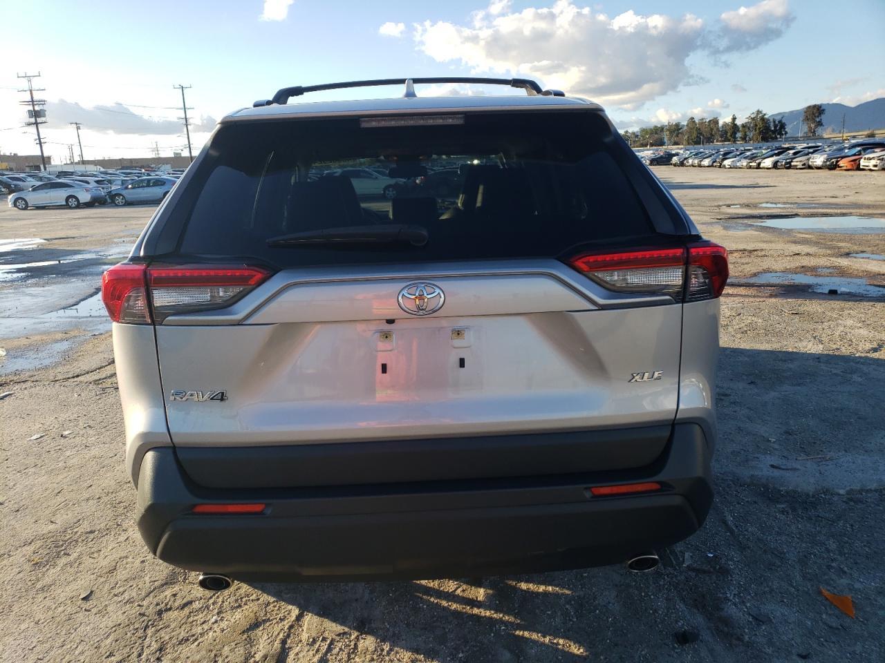 2019 TOYOTA RAV4 XLE P - Фото 6