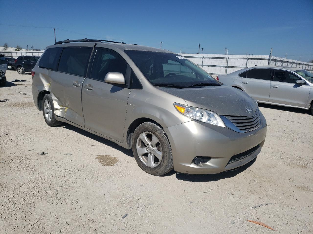 2015 TOYOTA SIENNA LE - Фото 4