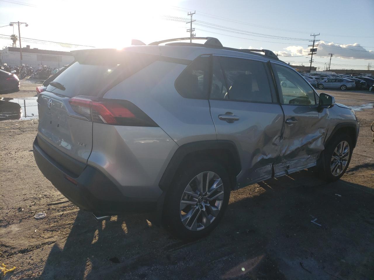 2019 TOYOTA RAV4 XLE P - Фото 3