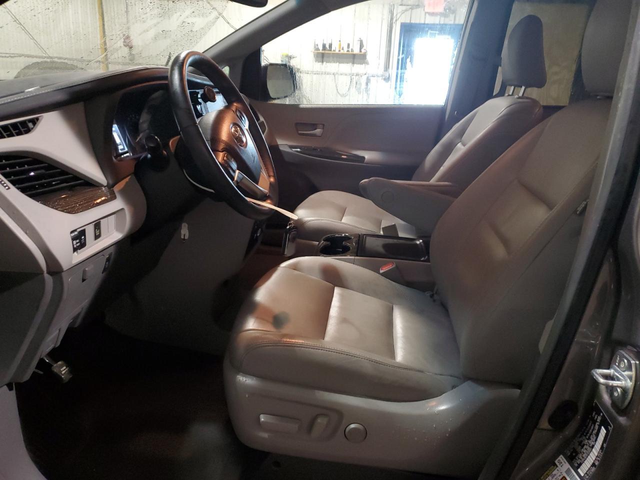 2015 TOYOTA SIENNA XLE - Image 7