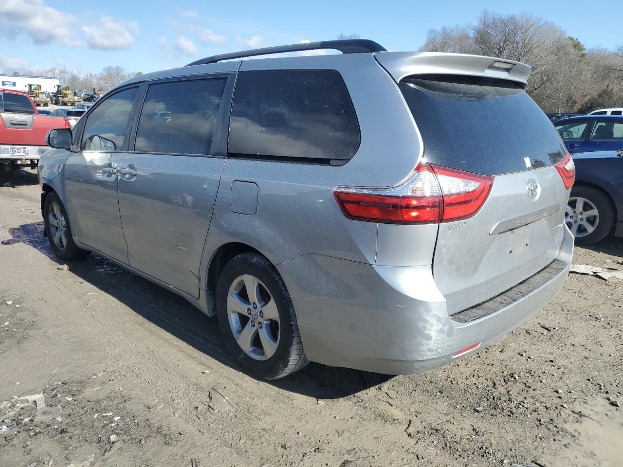 2015 TOYOTA SIENNA LE - Фото 2