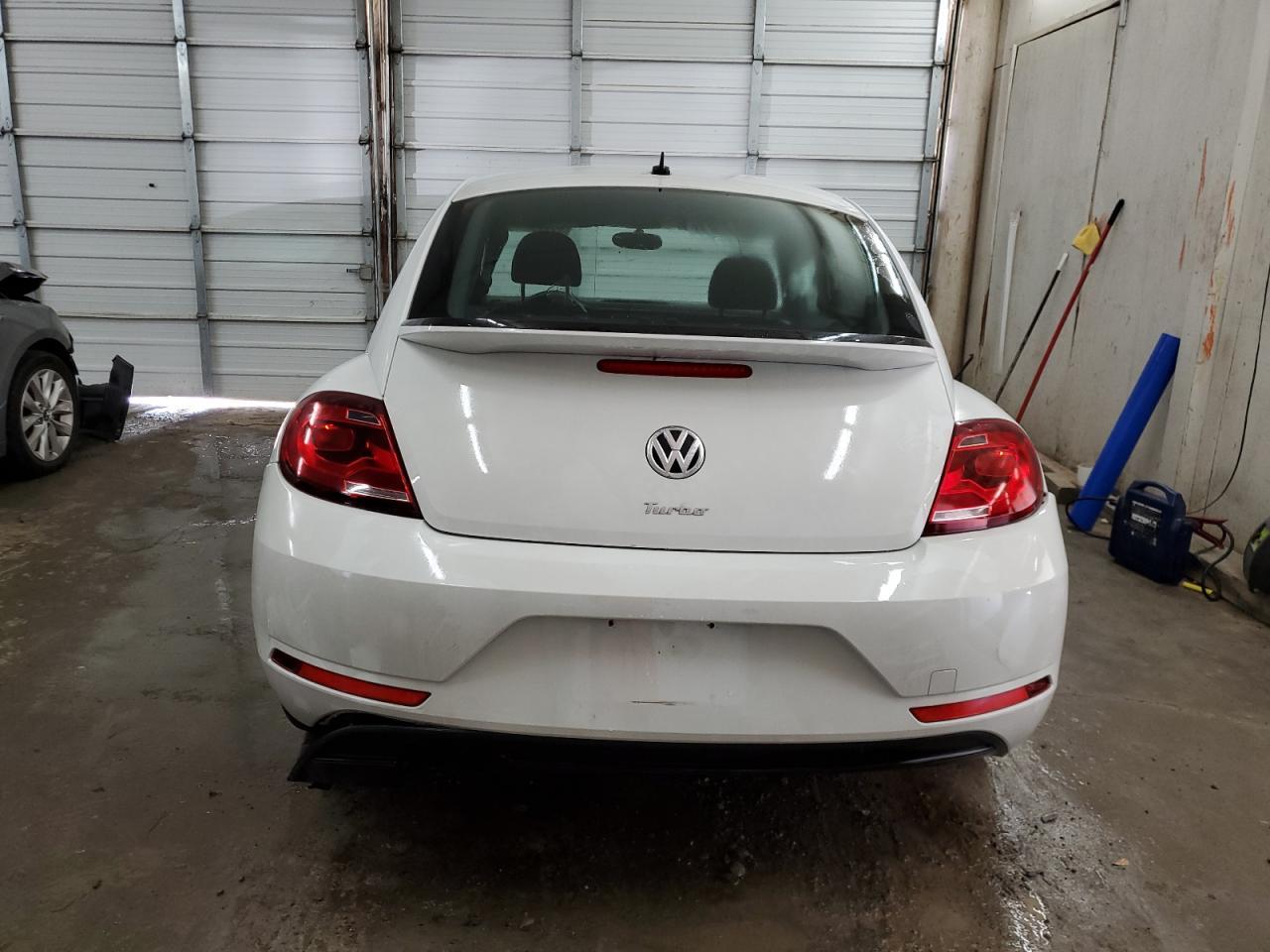 2019 VOLKSWAGEN BEETLE S - Фото 6