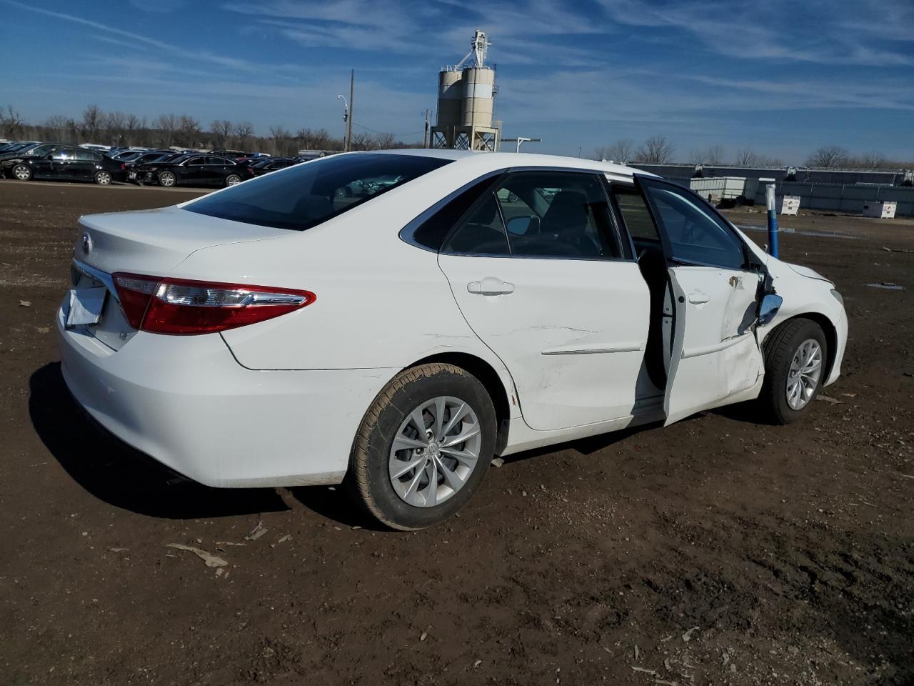2016 TOYOTA CAMRY LE - Фото 3