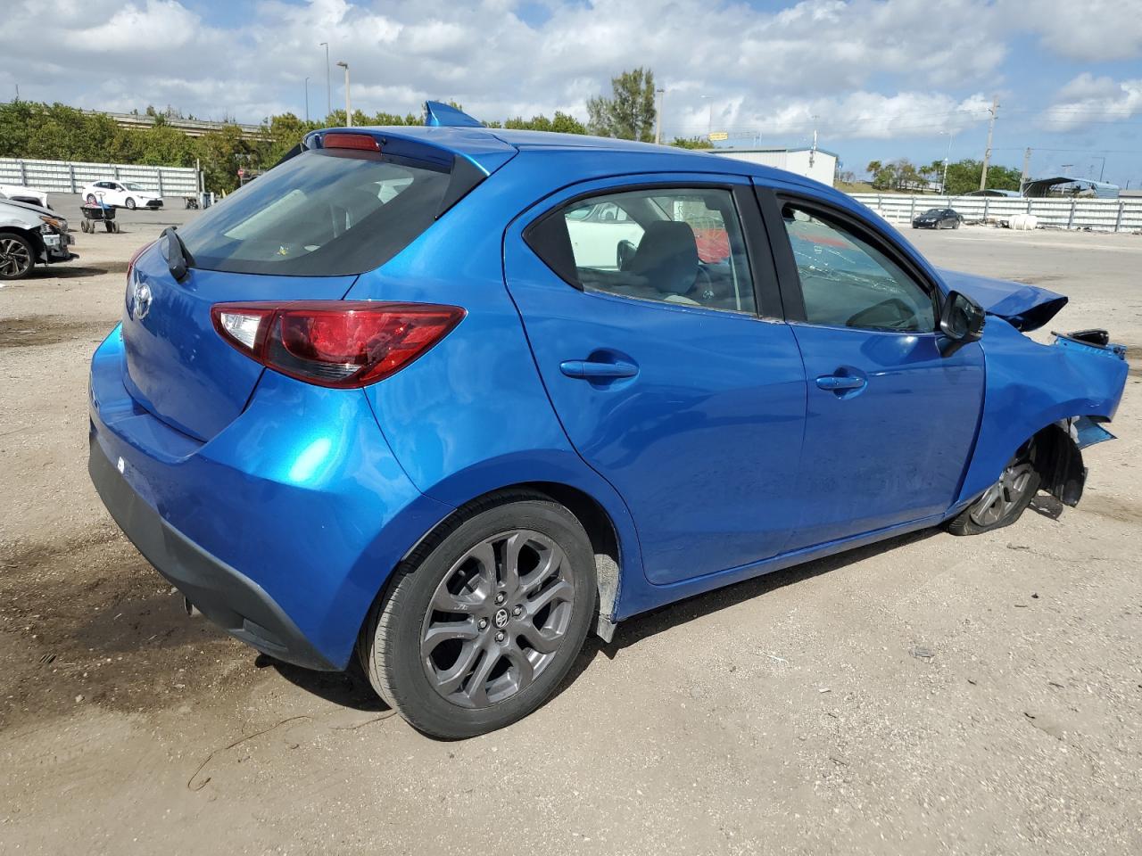 2020 TOYOTA YARIS LE - Фото 3