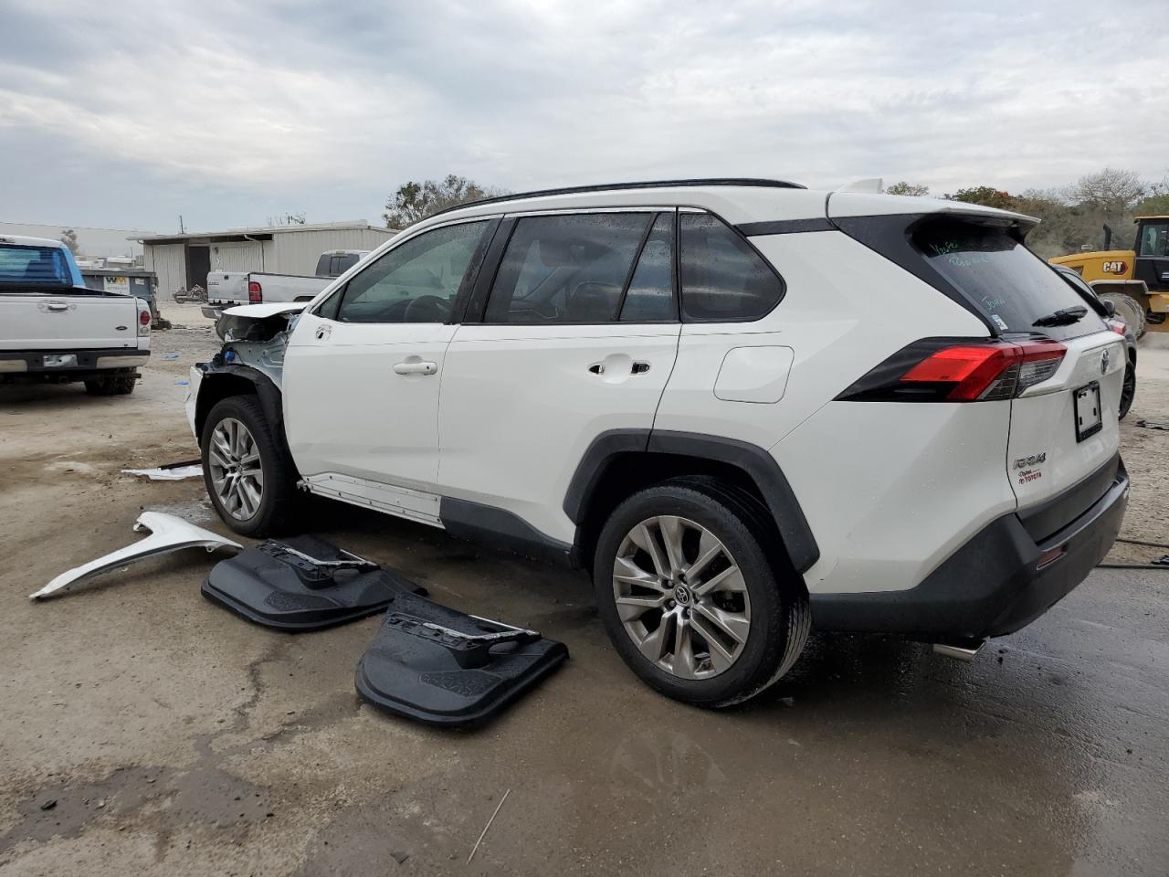 2019 TOYOTA RAV4 XLE P - Фото 2