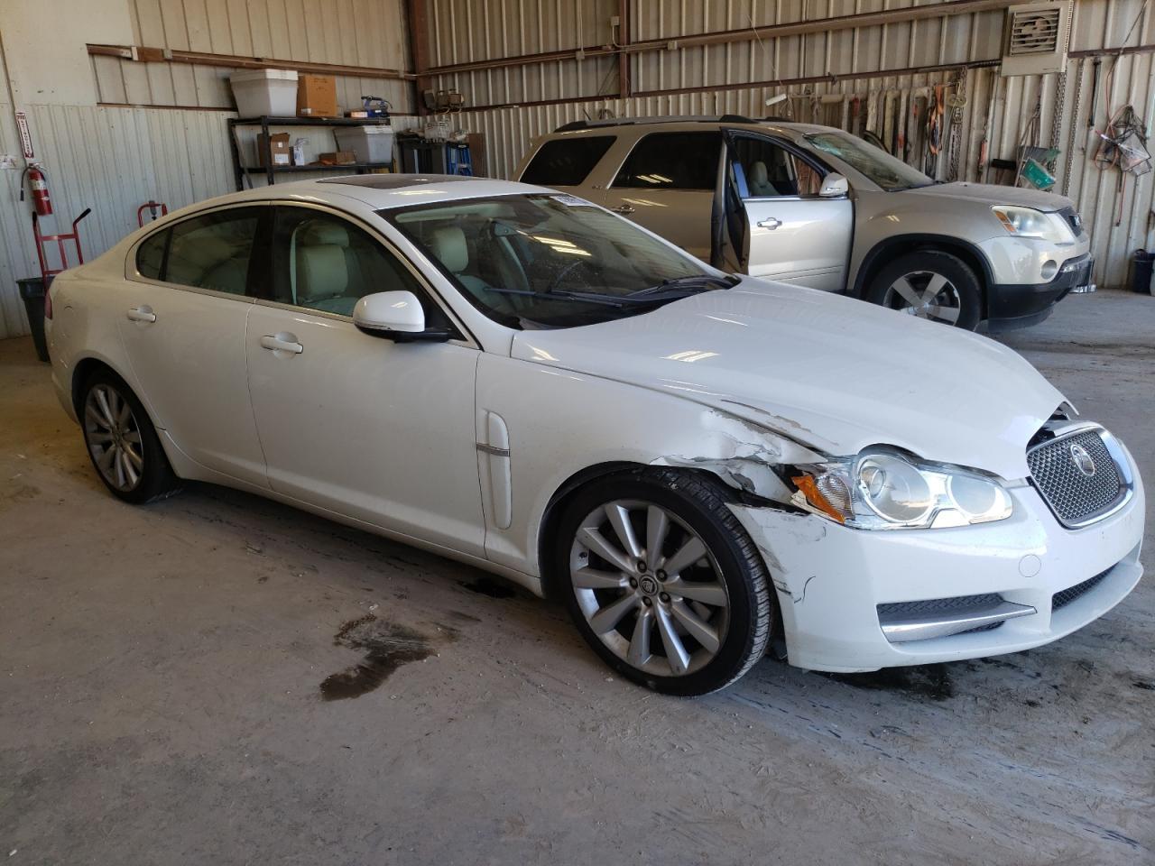 2011 JAGUAR XF - Image 4