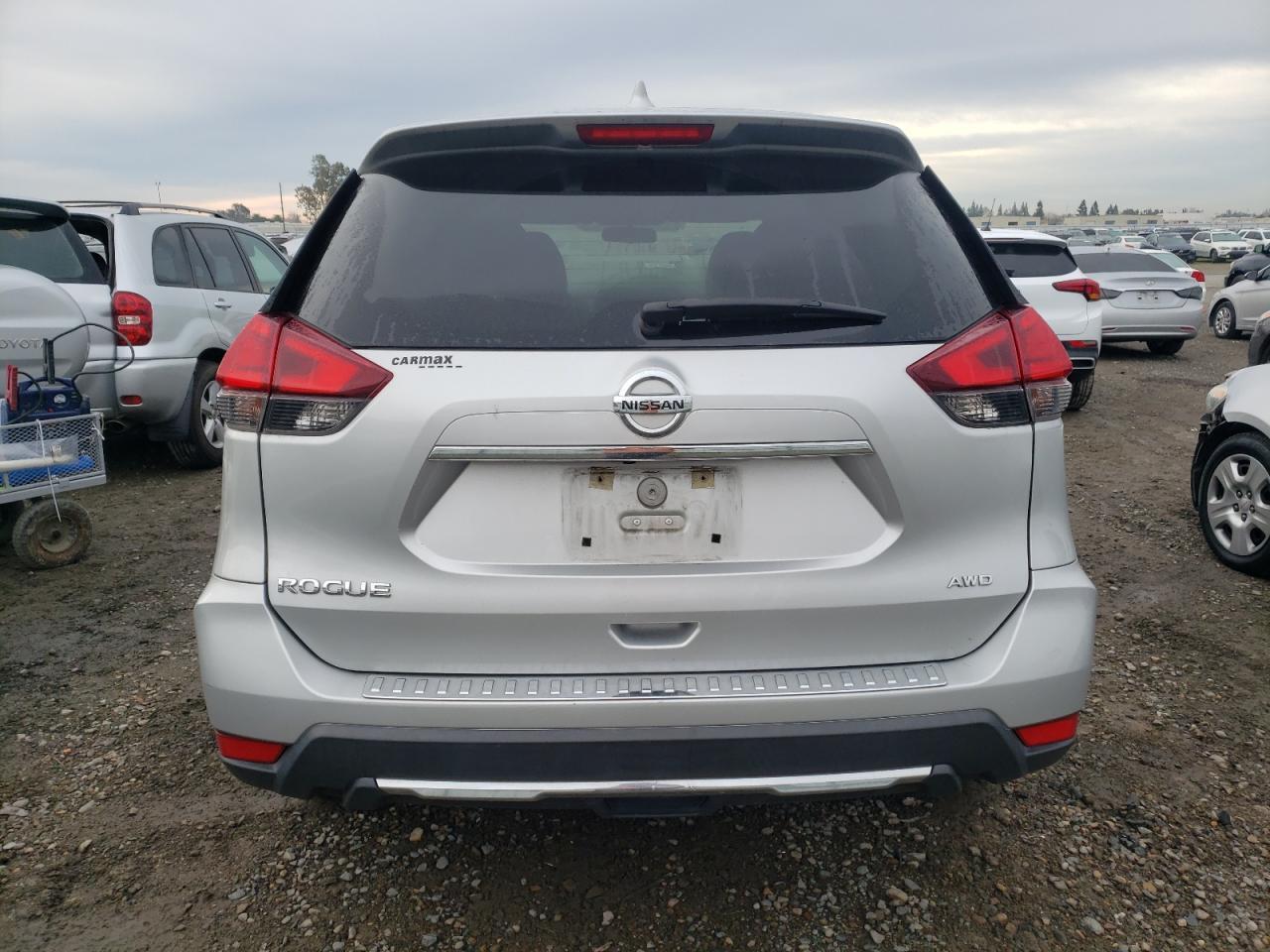 2017 NISSAN ROGUE SV - Image 6