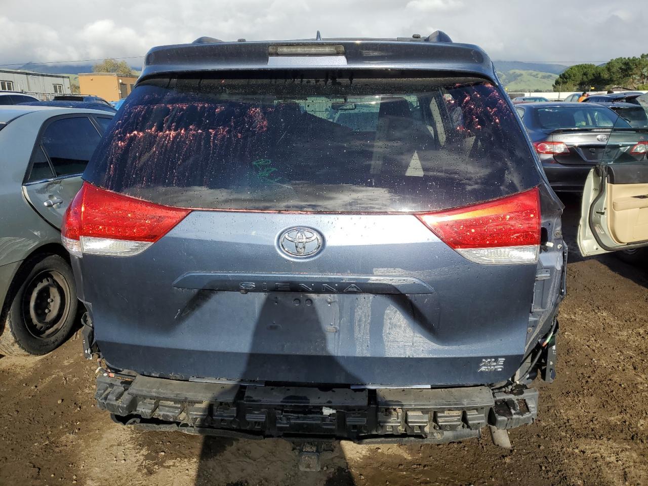 2013 TOYOTA SIENNA XLE - Image 6