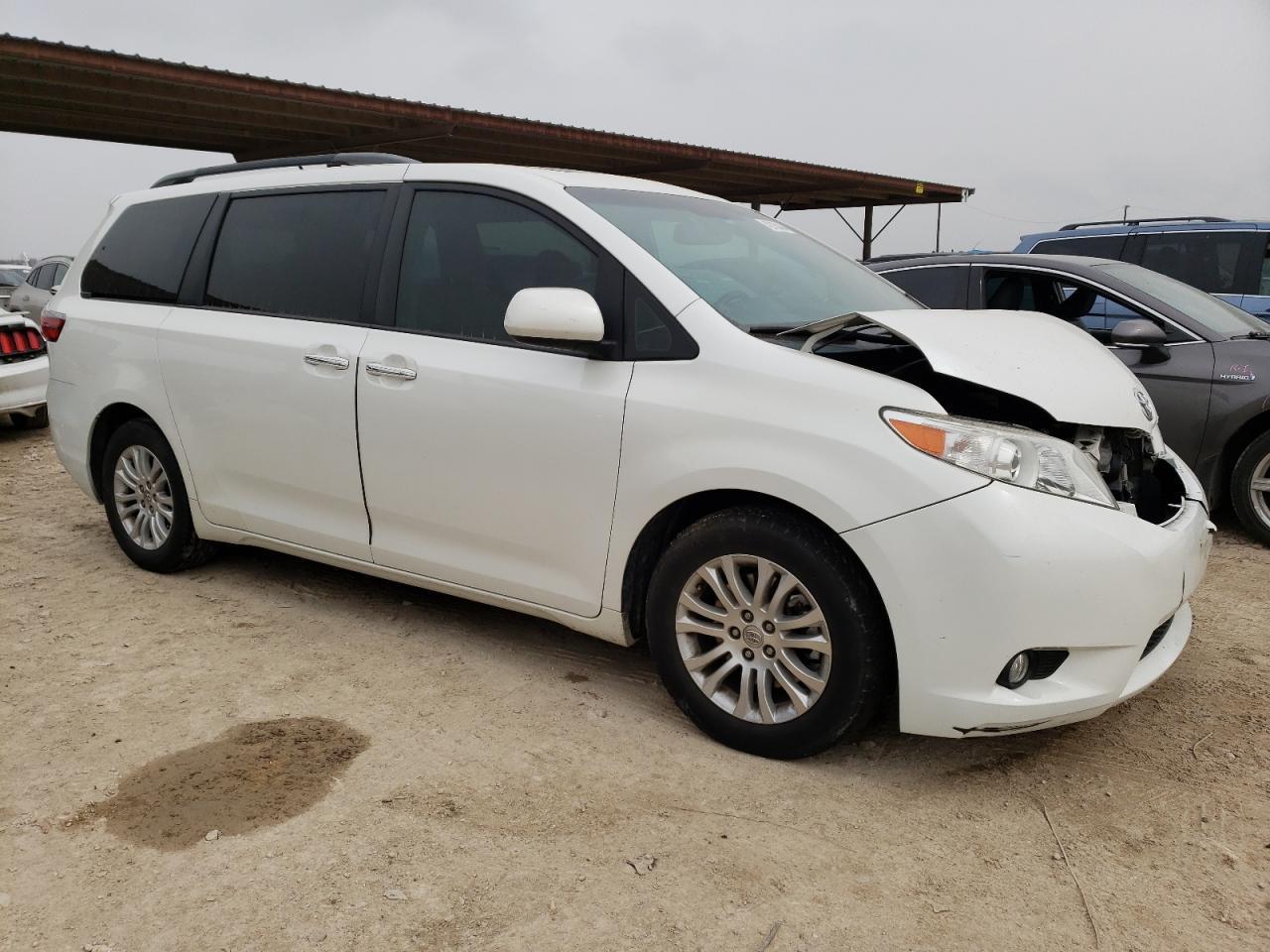 2015 TOYOTA SIENNA XLE - Image 4