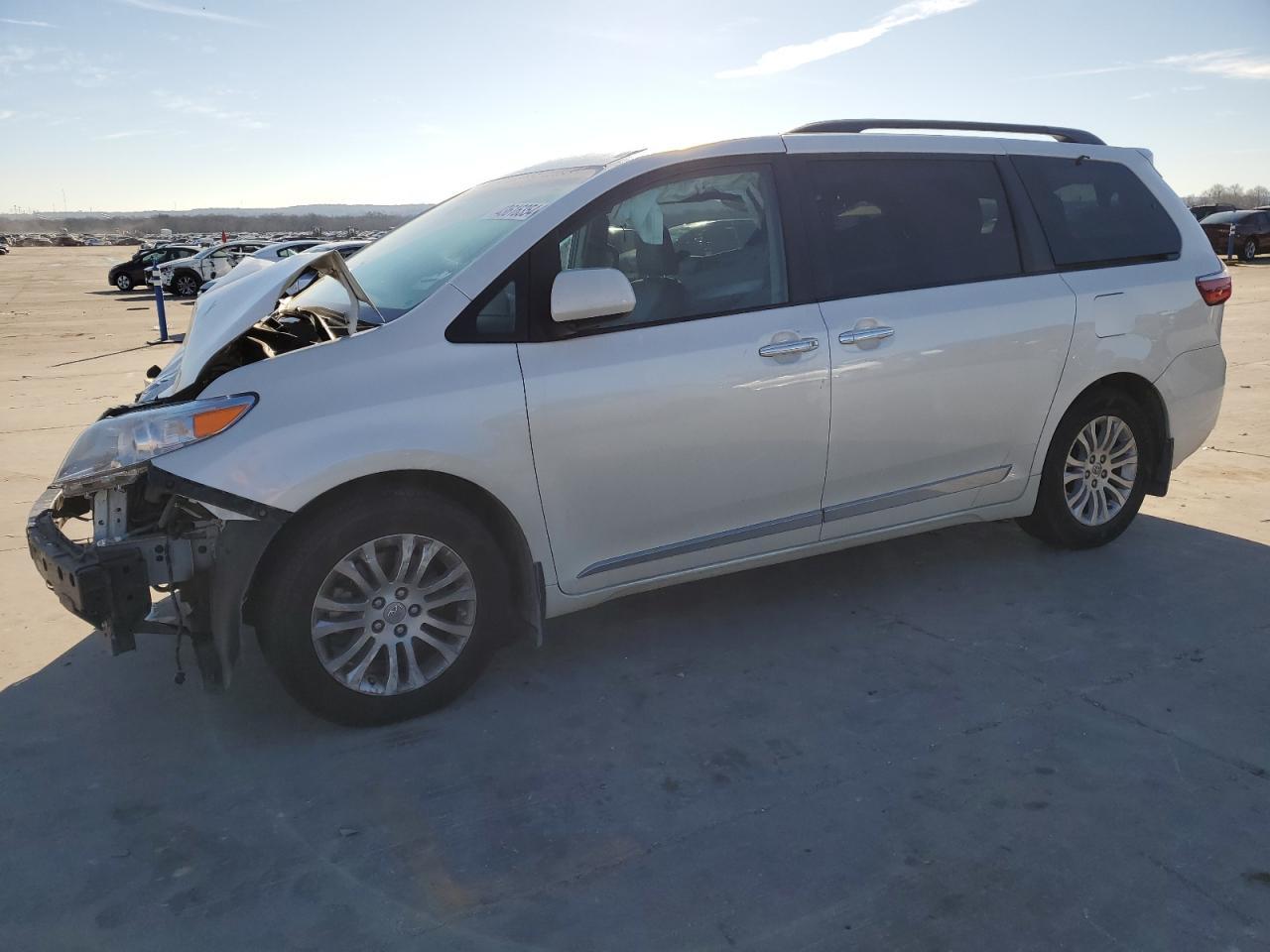 2015 TOYOTA SIENNA XLE