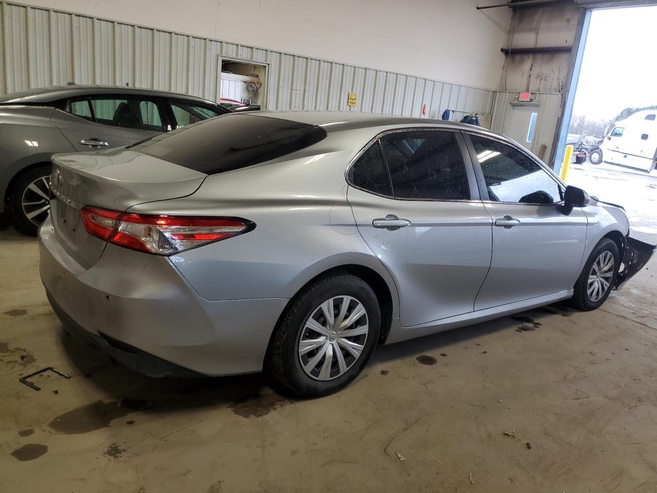 2018 TOYOTA CAMRY L - Фото 3
