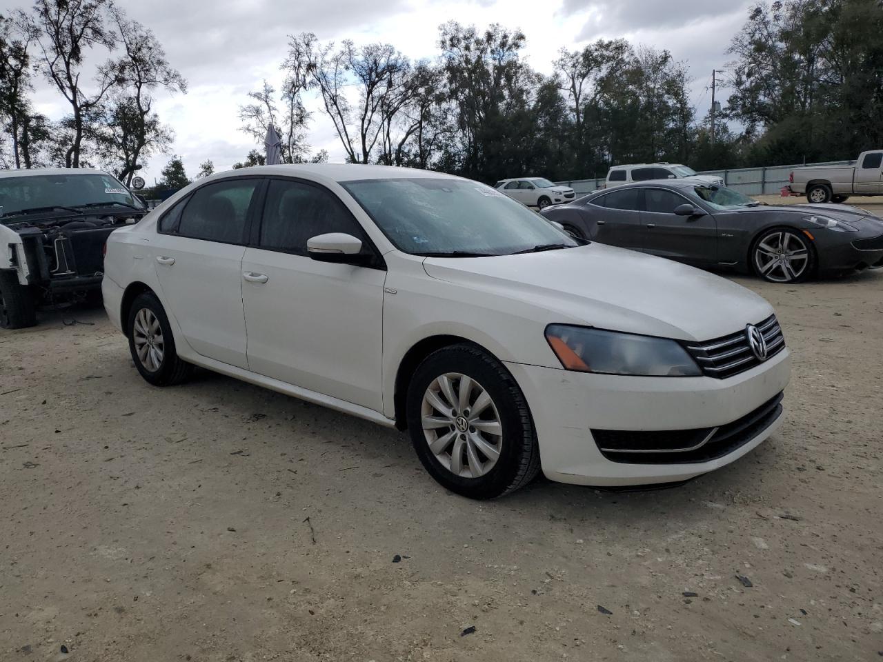 2015 VOLKSWAGEN PASSAT S - Image 4
