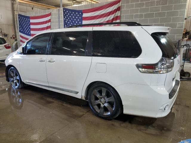 2015 Toyota Sienna Sport - Image 2