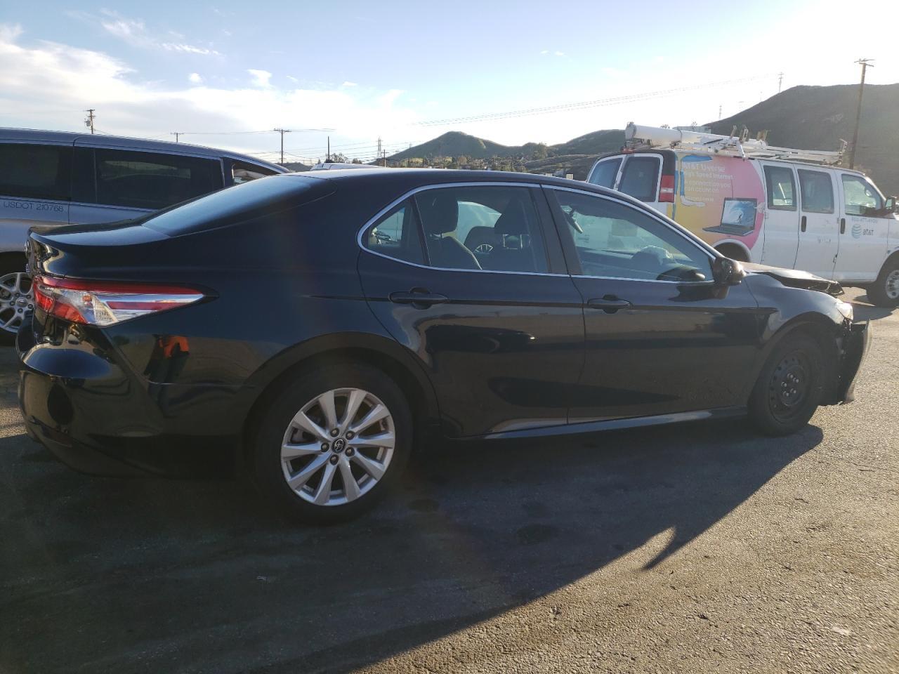 2018 TOYOTA CAMRY L - Фото 3