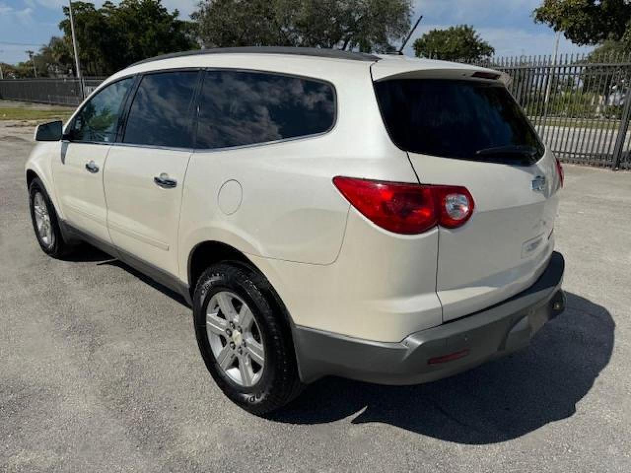 2011 CHEVROLET TRAVERSE L - Фото 2