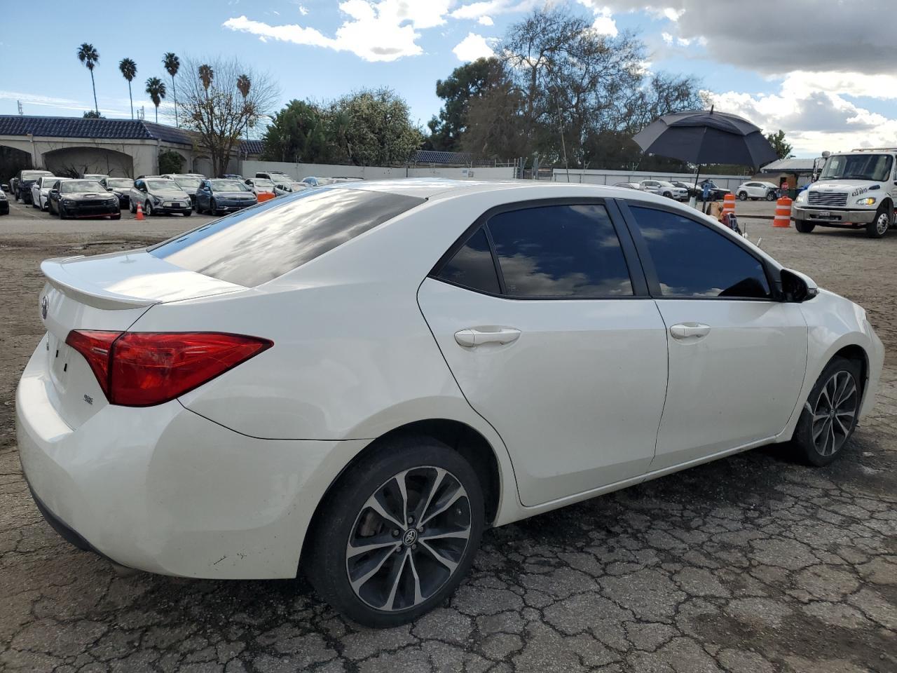 2019 TOYOTA COROLLA L - Фото 3