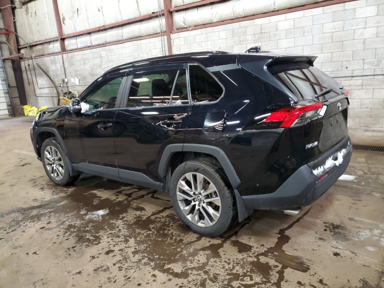 2022 TOYOTA RAV4 XLE - Image 2
