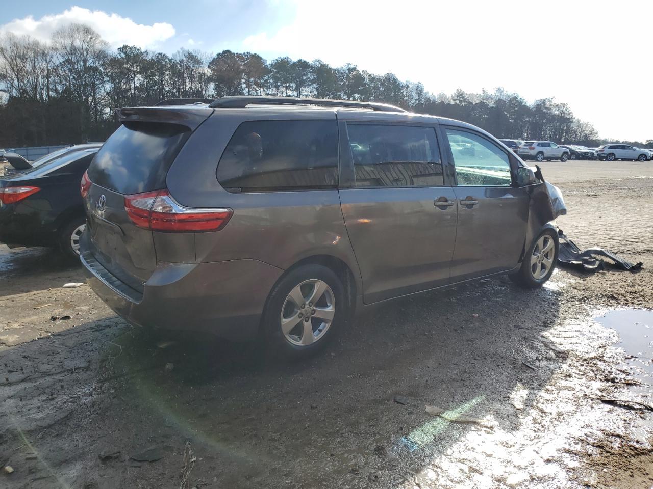 2015 TOYOTA SIENNA LE - Фото 3