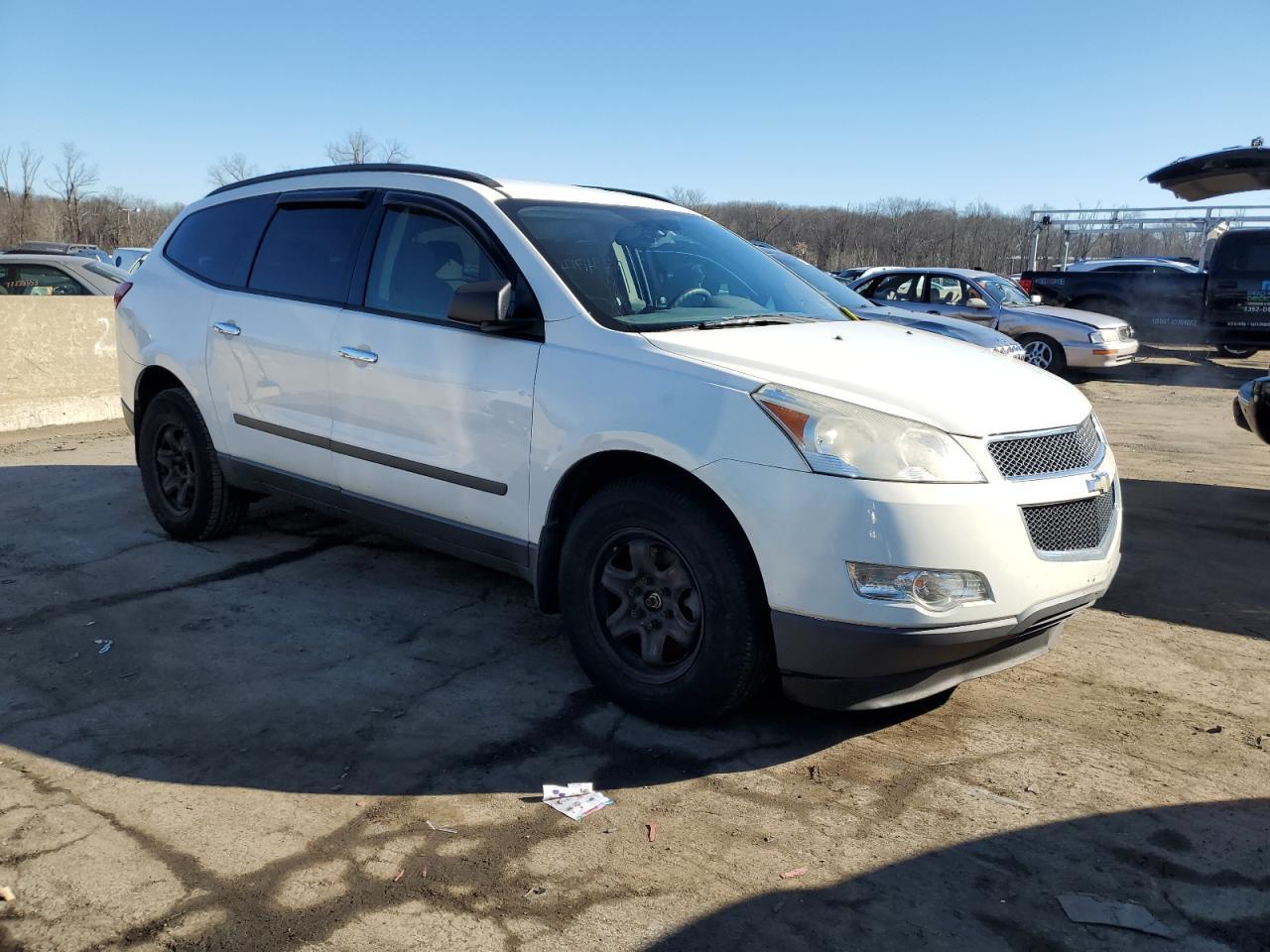 2011 CHEVROLET TRAVERSE L - Image 4