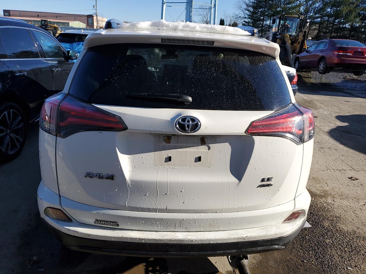 2018 TOYOTA RAV4 LE - Фото 6
