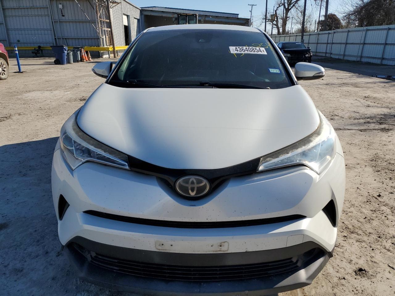 2018 TOYOTA C-HR XLE - Image 5