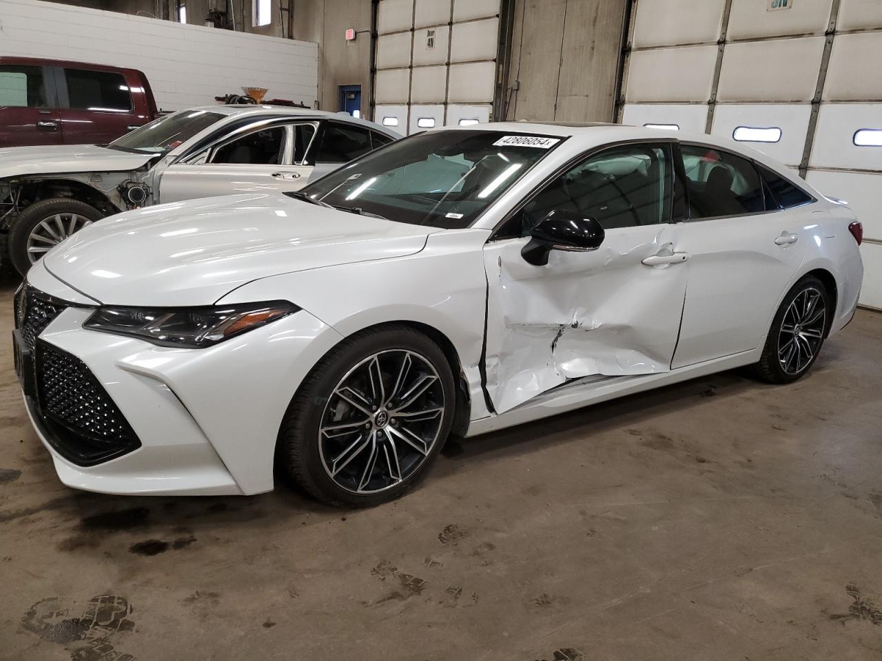 2019 TOYOTA AVALON XLE