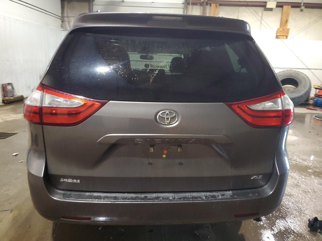 2015 TOYOTA SIENNA XLE - Image 6