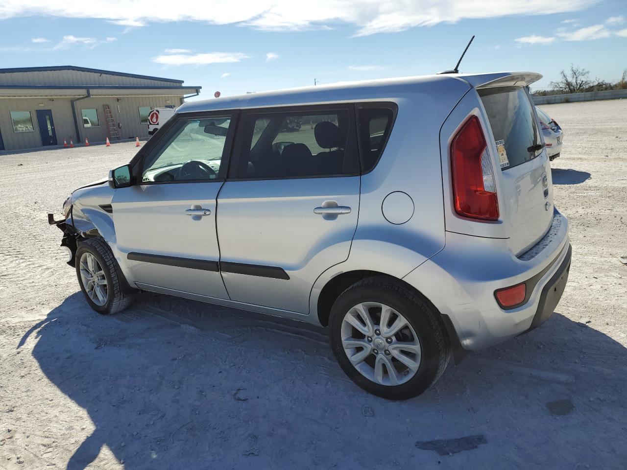 2013 KIA SOUL + - Image 2