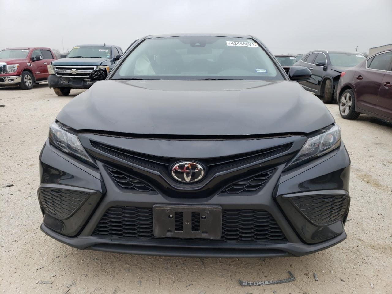 2021 TOYOTA CAMRY SE - Фото 5