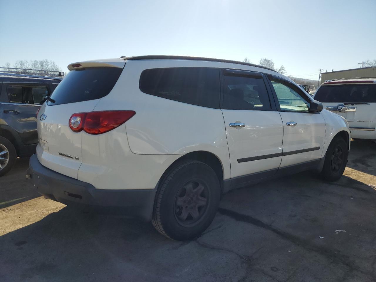 2011 CHEVROLET TRAVERSE L - Image 3