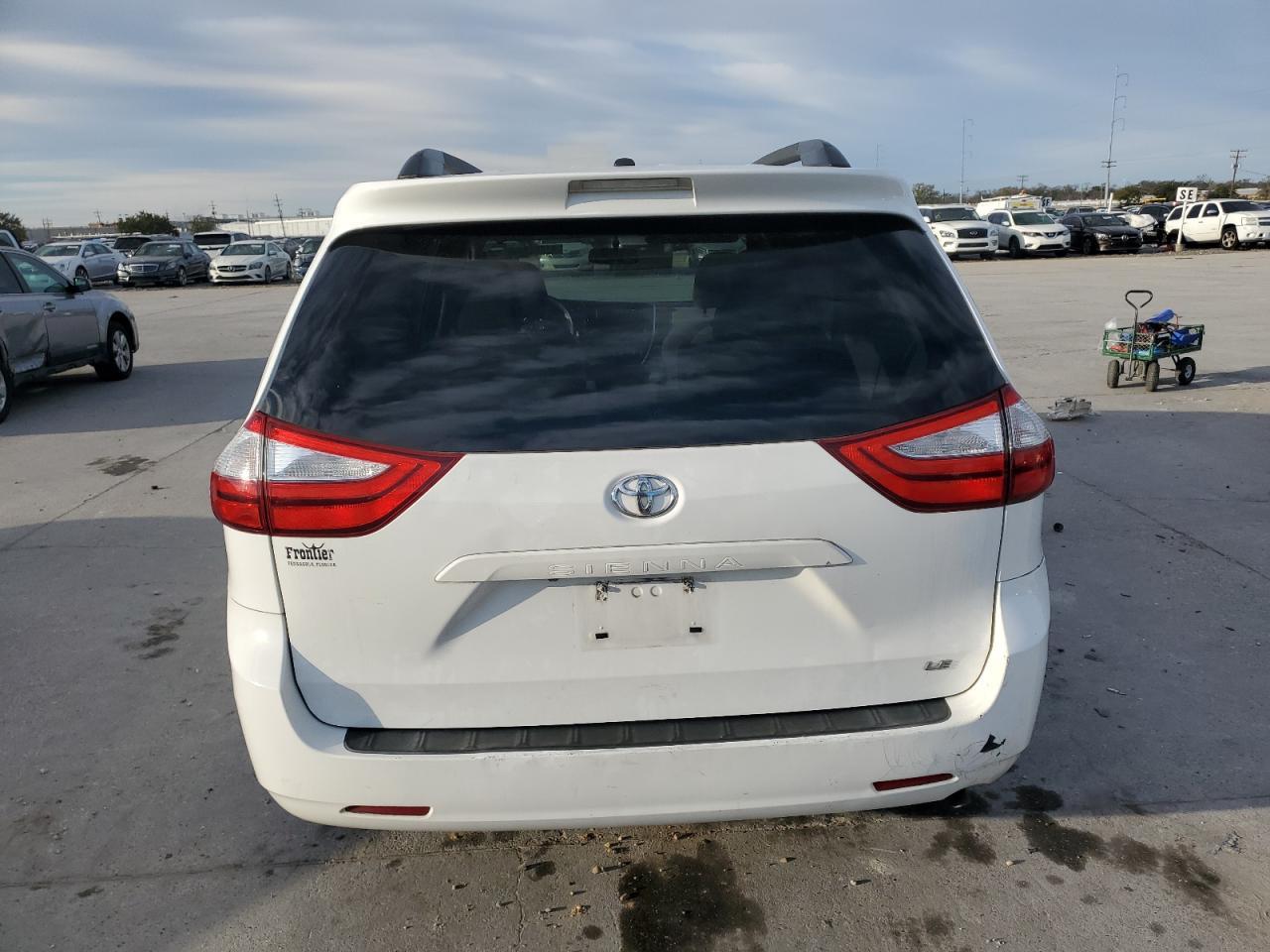 2015 TOYOTA SIENNA LE - Фото 6