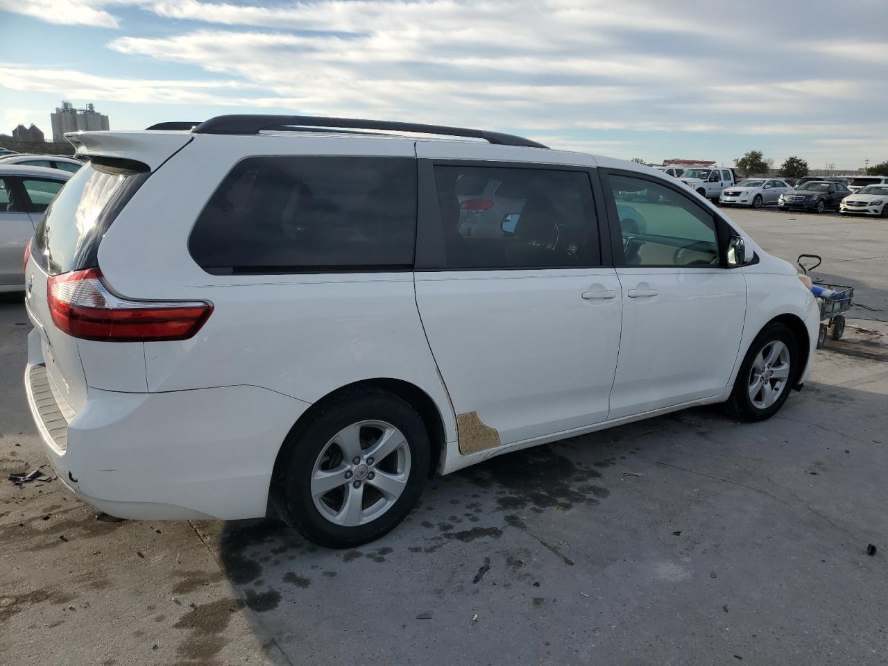 2015 TOYOTA SIENNA LE - Фото 3